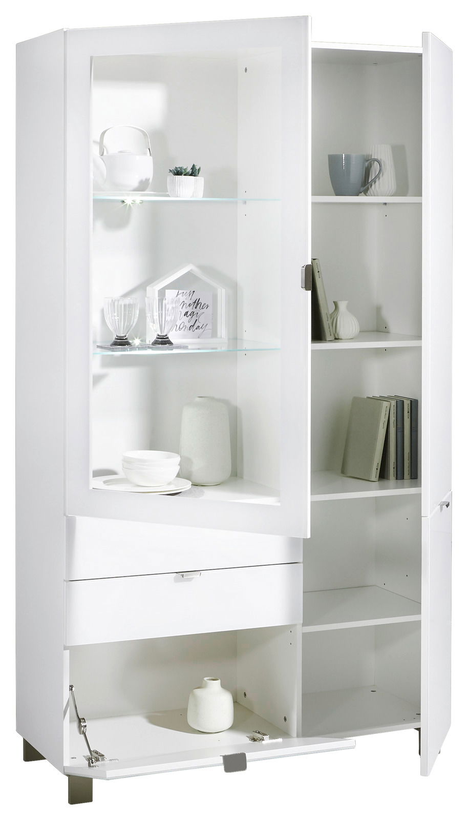 Weiße Vitrine mit Glastüren, Regalen und Schubladen, gefüllt mit Geschirr und Dekorationen, aus einer leicht seitlichen Perspektive.