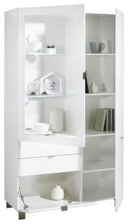 Weiße Vitrine mit Glastüren, Regalen und Schubladen, gefüllt mit Geschirr und Dekorationen, aus einer leicht seitlichen Perspektive.