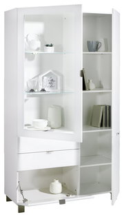 Weiße Vitrine mit Glastüren, Regalen und Schubladen, gefüllt mit Geschirr und Dekorationen, aus einer leicht seitlichen Perspektive.