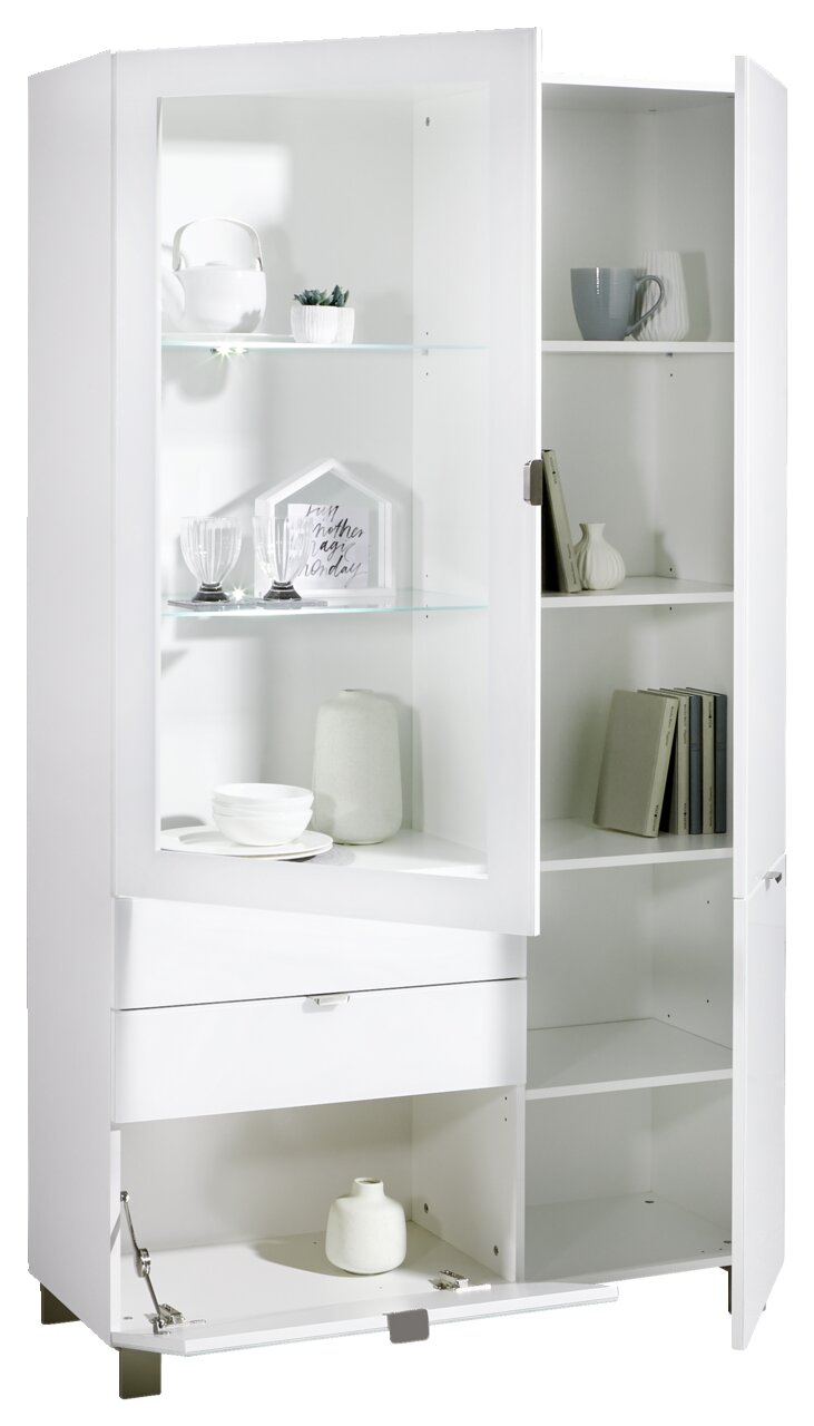 Weiße Vitrine mit Glastüren, Regalen und Schubladen, gefüllt mit Geschirr und Dekorationen, aus einer leicht seitlichen Perspektive.