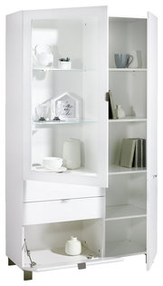 Weiße Vitrine mit Glastüren, Regalen und Schubladen, gefüllt mit Geschirr und Dekorationen, aus einer leicht seitlichen Perspektive.