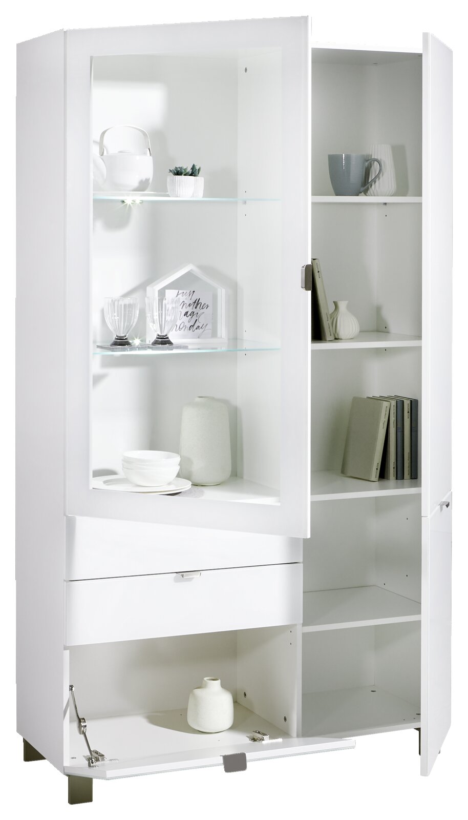 Weiße Vitrine mit Glastüren, Regalen und Schubladen, gefüllt mit Geschirr und Dekorationen, aus einer leicht seitlichen Perspektive.