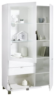 Weiße Vitrine mit Glastüren, Regalen und Schubladen, gefüllt mit Geschirr und Dekorationen, aus einer leicht seitlichen Perspektive.