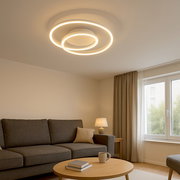 Moderne LED-Deckenleuchte mit zwei leuchtenden Ringen in warmweiß, an der Decke eines Wohnzimmers montiert, Ansicht von unten nach oben (Untersicht)