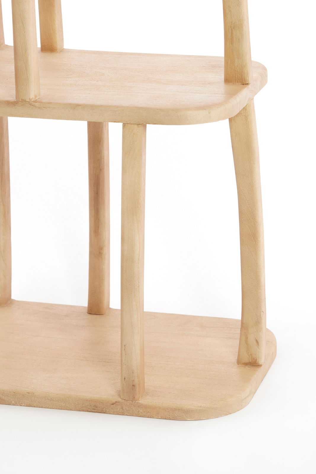 Nahaufnahme eines hölzernen Standregals mit abgerundeten Ecken und stabilen Beinen, seitliche Perspektive