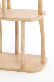 Nahaufnahme eines hölzernen Standregals mit abgerundeten Ecken und stabilen Beinen, seitliche Perspektive