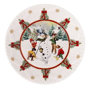 Große Schale mit einem Schneemann-Motiv, umgeben von Kindern im Schnee, dekoriert mit Tannenbäumen und roten Schleifen, aus der Vogelperspektive.