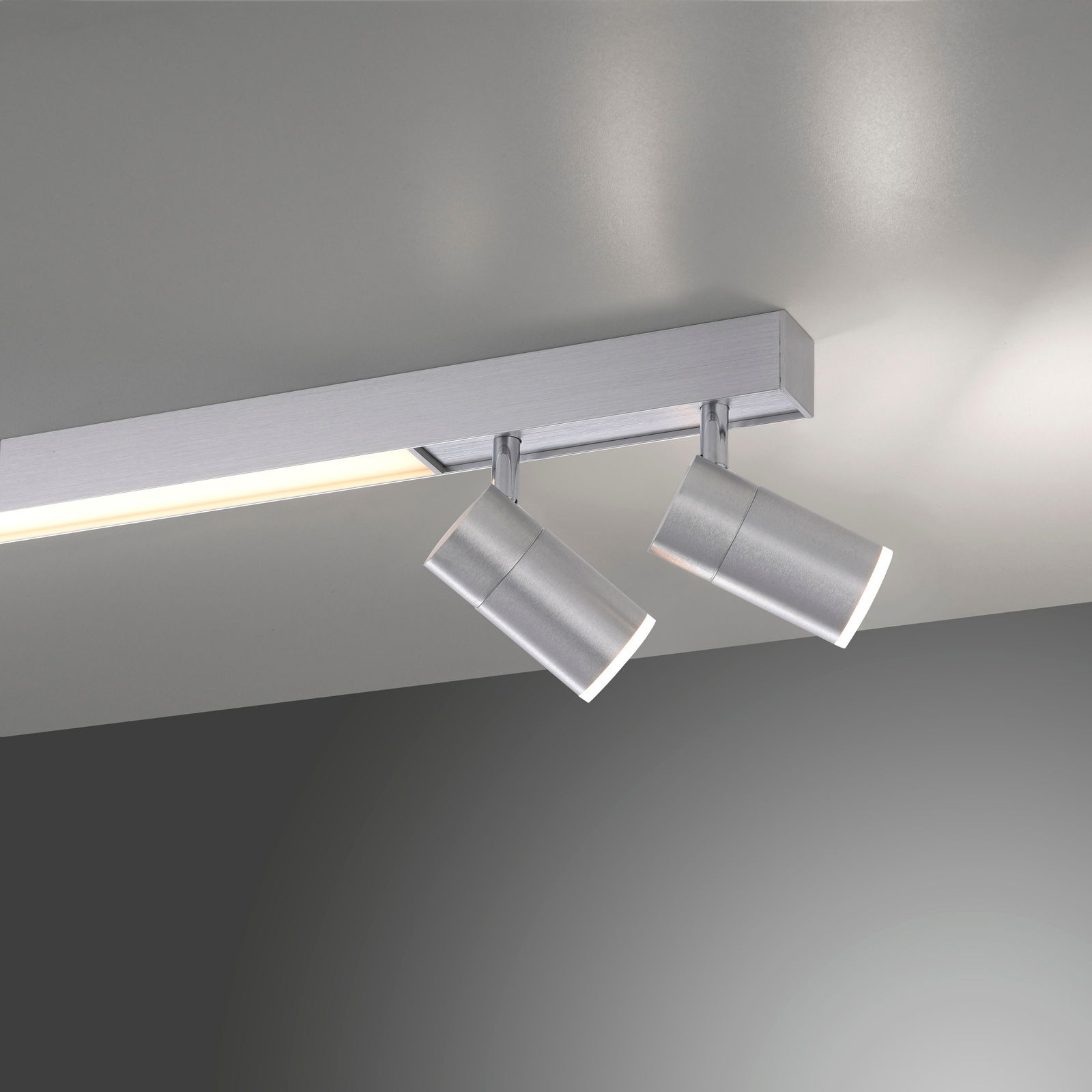 Moderne Deckenleuchte PURE-LINES von Paul Neuhaus mit zwei verstellbaren Strahlern in silberner Optik, seitliche Perspektive