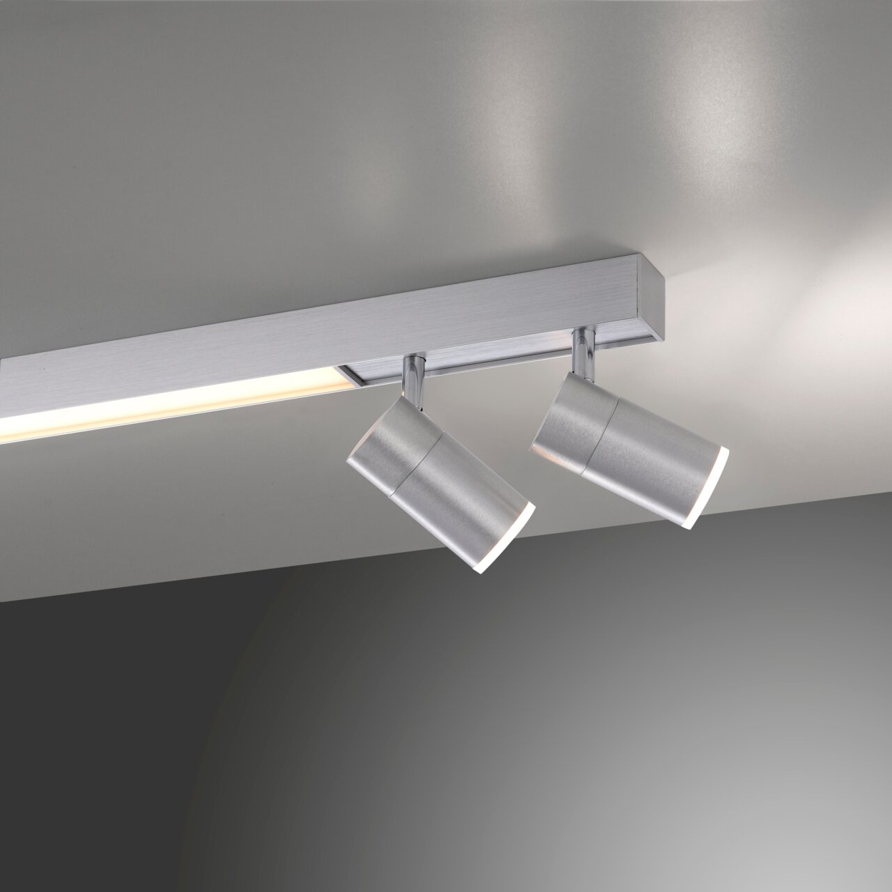 Moderne Deckenleuchte PURE-LINES von Paul Neuhaus mit zwei verstellbaren Strahlern in silberner Optik, seitliche Perspektive