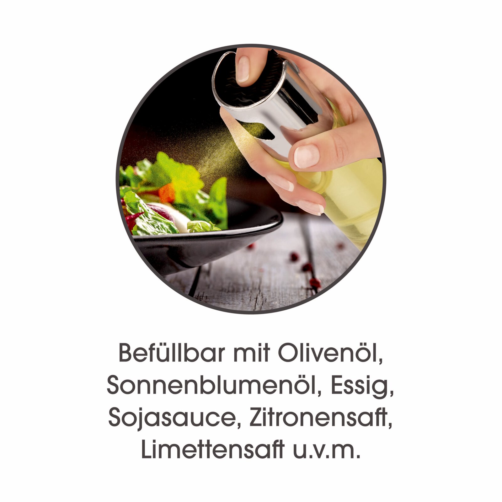 Nahaufnahme aus leicht seitlicher Perspektive: Eine Hand besprüht Salat mit einem nachfüllbaren Öl- und Essigsprüher aus Glas und Edelstahl, geeignet für Olivenöl, Sonnenblumenöl, Sojasauce sowie Zitronen- und Limettensaft.