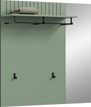 Wandgarderobe in Salbeigrün mit Ablagebrett und schwarzer Metall-Kleiderstange sowie zwei Haken, mit gefaltetem Handtuch oben; Ansicht schräg von vorn (Front-/Seitenperspektive)