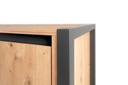 Nahaufnahme eines Highboards mit Holzoptik und grauem Metallrahmen, Perspektive von der Ecke