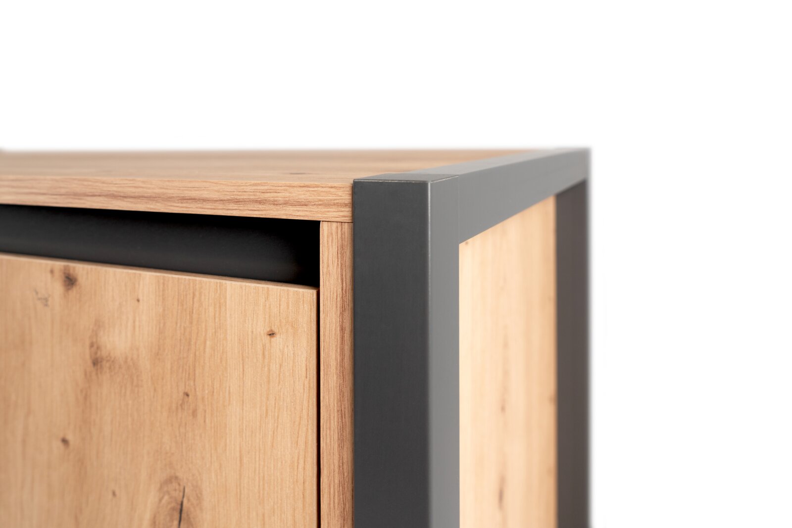 Close-up van een hoogkast met houtlook en een grijs metalen frame, gezien vanuit de hoek