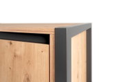 Close-up van een hoogkast met houtlook en een grijs metalen frame, gezien vanuit de hoek