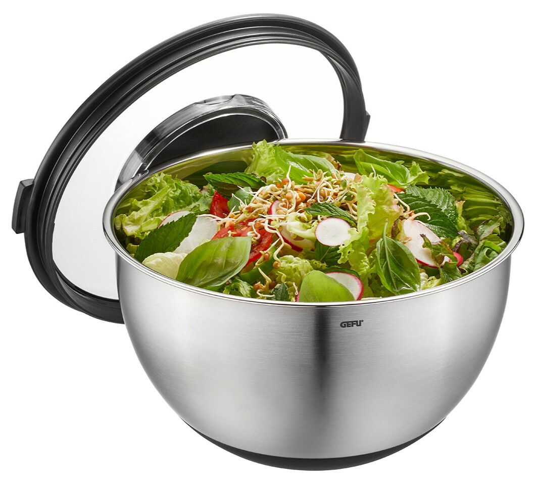 Edelstahl-Schüssel mit Spritzschutzdeckel, gefüllt mit frischem Salat, seitliche Perspektive