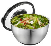 Edelstahl-Schüssel mit Spritzschutzdeckel, gefüllt mit frischem Salat, seitliche Perspektive