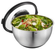 Edelstahl-Schüssel mit Spritzschutzdeckel, gefüllt mit frischem Salat, seitliche Perspektive