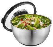 Edelstahl-Schüssel mit Spritzschutzdeckel, gefüllt mit frischem Salat, seitliche Perspektive