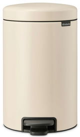 Beiger Treteimer aus Metall, frontal fotografiert, mit einem schwarzen Fußpedal und einem dezenten Logo an der Oberseite.