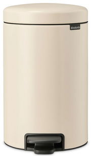 Beiger Treteimer aus Metall, frontal fotografiert, mit einem schwarzen Fußpedal und einem dezenten Logo an der Oberseite.