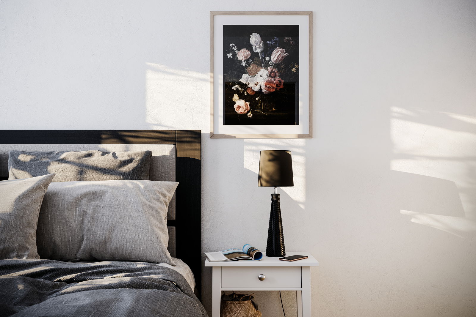 Tischleuchte LOFTY SLIM auf einem Nachttisch neben einem Bett, seitliche Perspektive