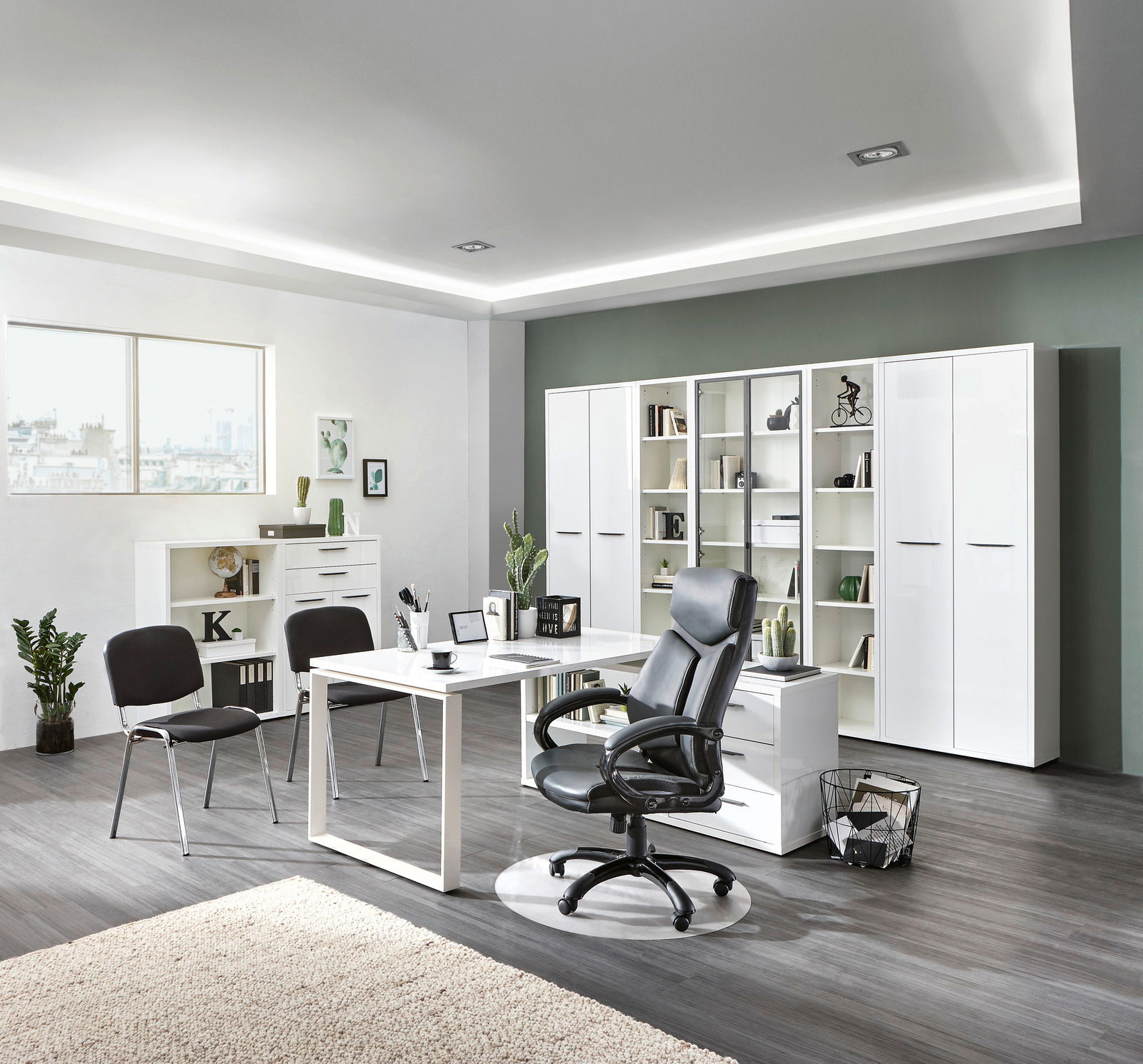 Moderner Chefsessel in einem stilvollen Büro, seitliche Perspektive