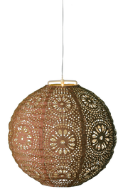 Nahaufnahme einer hängenden Solar Laterne mit filigranem, durchbrochenem Muster und runder Form.