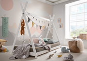 Tipibett aus weißem Holz mit dekorativen Lichterketten und Wimpeln, umgeben von Kuscheltieren und Spielzeug in einem hellen Kinderzimmer mit großem Fenster.