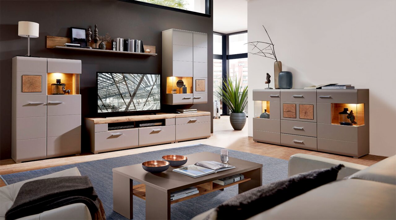 Moderne woonwand met dressoir en salontafel in een stijlvolle woonkamer, gezien vanaf de zijkant.