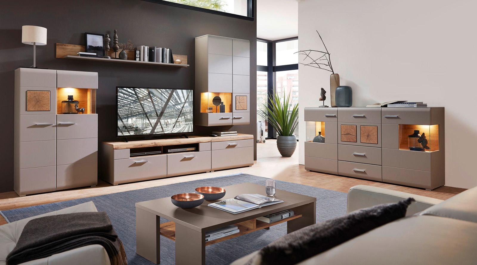 Moderne Wohnwand mit Sideboard und Couchtisch in einem stilvollen Wohnzimmer, seitliche Perspektive.