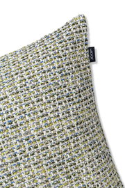 Nahaufnahme einer Zierkissenhülle mit grobem, mehrfarbigem Webmuster in Grün-, Blau- und Beigetönen, seitliche Perspektive.