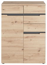 Frontansicht einer modernen Kommode aus hellem Holz mit mehreren Schubladen und Türen.