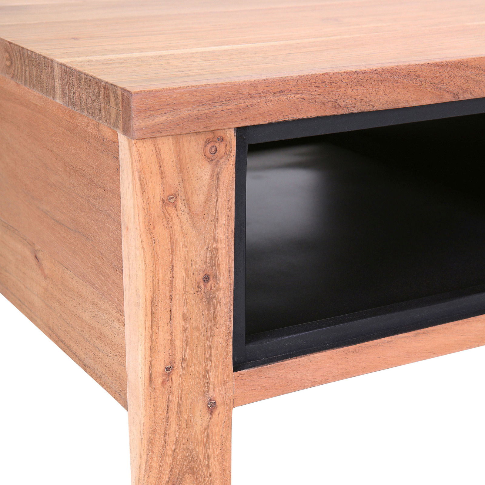 Nahaufnahme eines Couchtischs aus Holz mit schwarzem Fach, Perspektive von der Ecke.