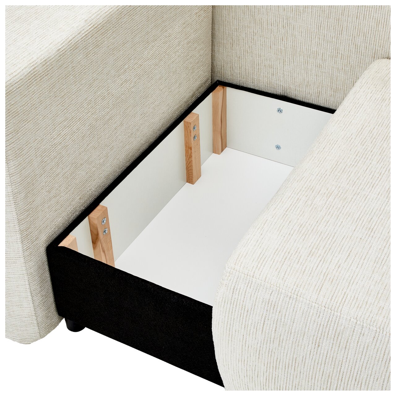Innenansicht eines Recamiere-Sofas mit Stauraum, von oben betrachtet.