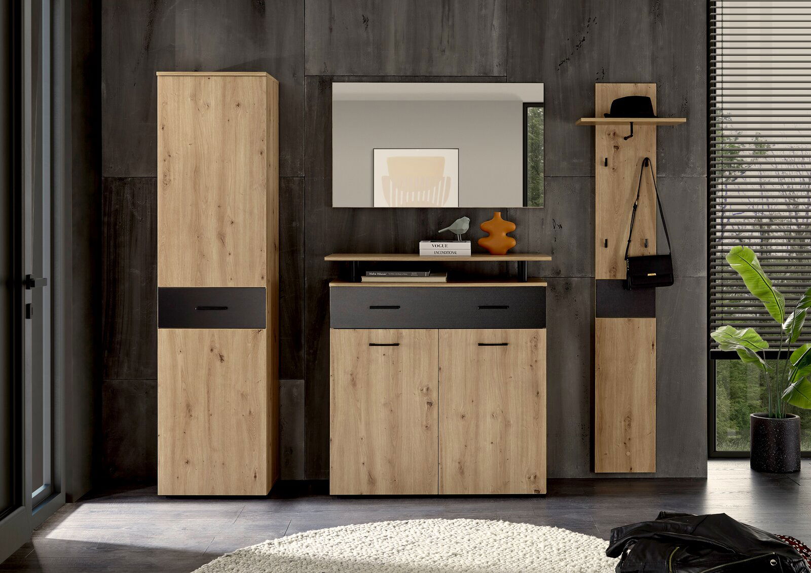 Garderoben-Set in Holzoptik mit schwarzem Akzent, bestehend aus einem hohen Schrank, einem Spiegel, einer Kommode und einer Wandgarderobe. Frontalansicht.