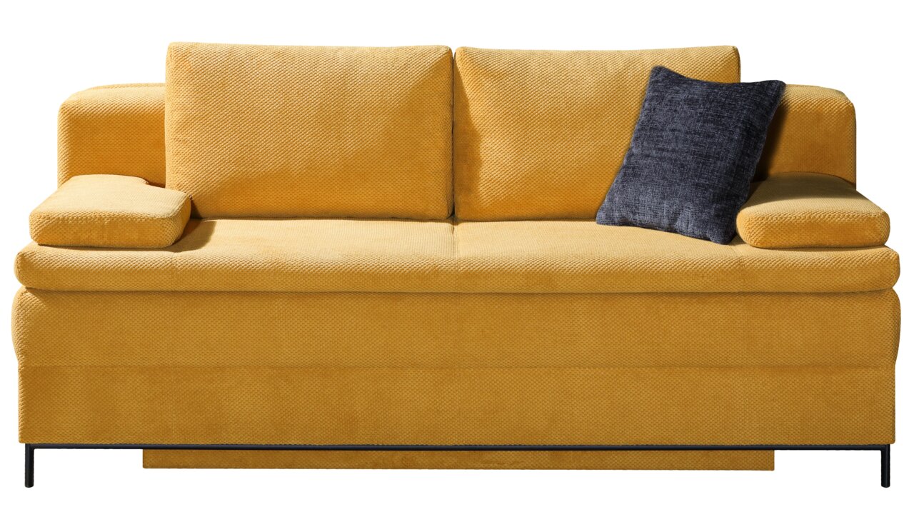 Gelbes Querschläfer-Sofa mit zwei Rückenkissen und einem dunklen Zierkissen, Frontalansicht