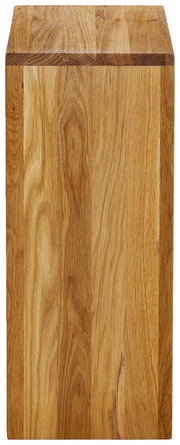 Massiver Holzblock/Hocker aus Eichenholz mit sichtbarer Maserung, freigestellt auf weißem Hintergrund, Ansicht von vorne mit leicht sichtbarer Oberseite (leicht von oben).