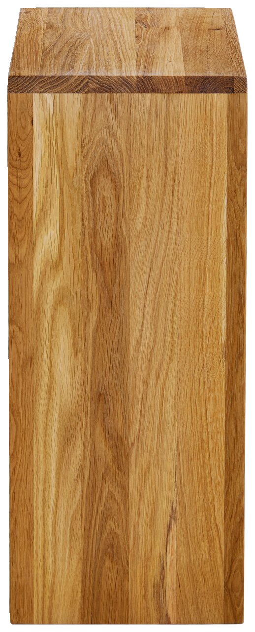 Massiver Holzblock/Hocker aus Eichenholz mit sichtbarer Maserung, freigestellt auf weißem Hintergrund, Ansicht von vorne mit leicht sichtbarer Oberseite (leicht von oben).