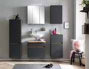 Moderne Badezimmermöbel in dunklem Grau mit Holzdetails, inklusive Midischrank, aus frontaler Perspektive.