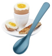 Blauer Eierlöffel in Nahaufnahme vor einem gekochten Ei im Eierbecher auf einem Teller mit Toaststreifen.