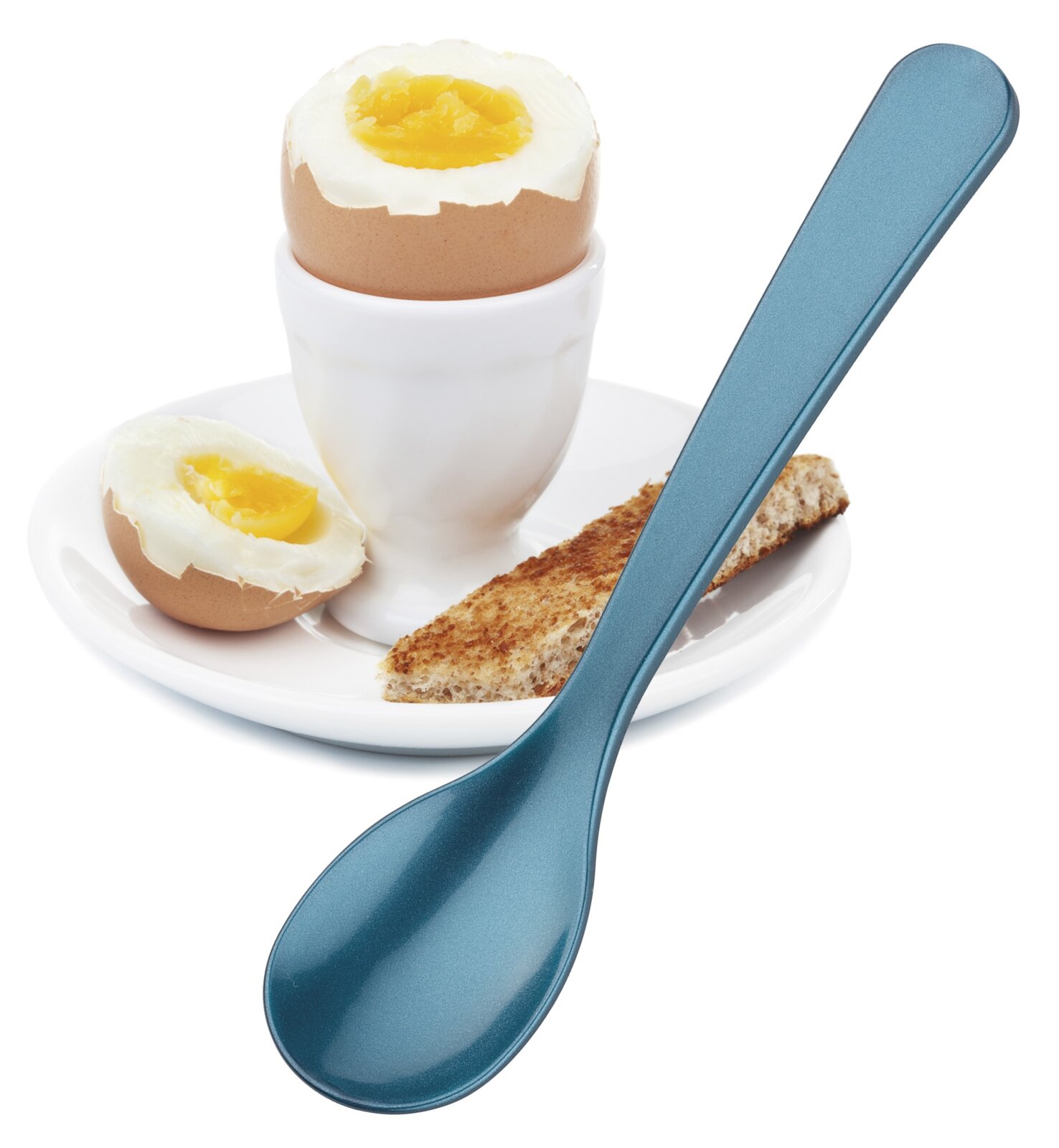 Blauer Eierlöffel in Nahaufnahme vor einem gekochten Ei im Eierbecher auf einem Teller mit Toaststreifen.