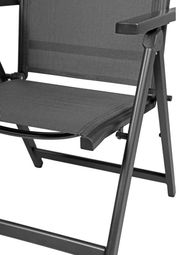 Nahaufnahme eines grauen Klappsessels mit Armlehne und Netzbespannung, seitliche Perspektive