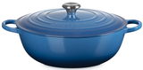 Blauer runder Bräter von Le Creuset mit Deckel und seitlichen Griffen, Perspektive leicht von vorne.