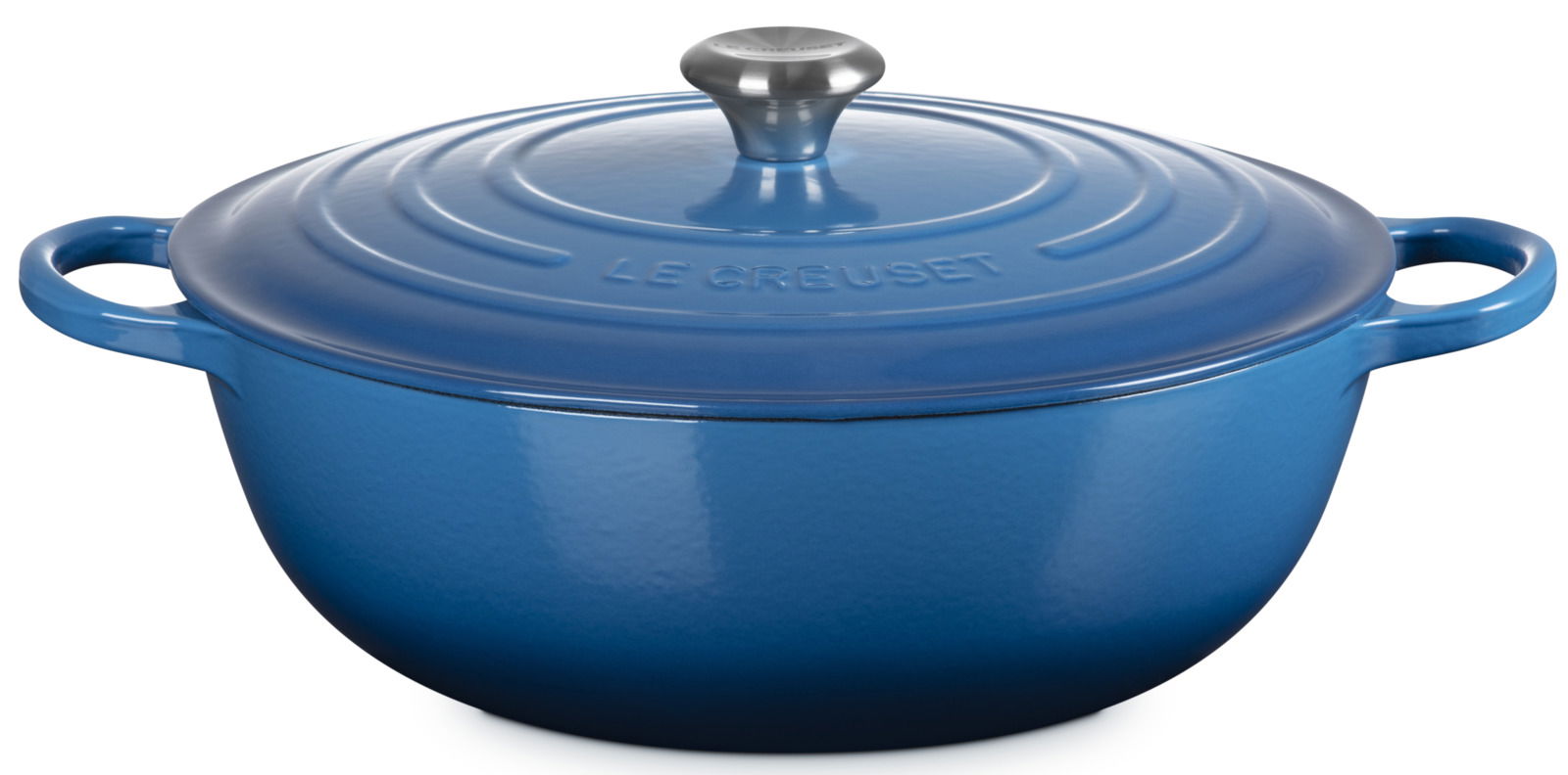 Blauer runder Bräter von Le Creuset mit Deckel und seitlichen Griffen, Perspektive leicht von vorne.