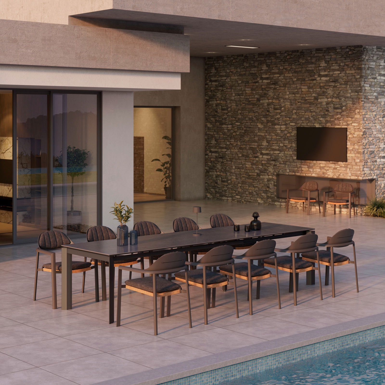 Amatio Loungestuhl KATANO Moderner Außenbereich mit einem langen Esstisch und mehreren Loungestühlen, seitliche Perspektive.