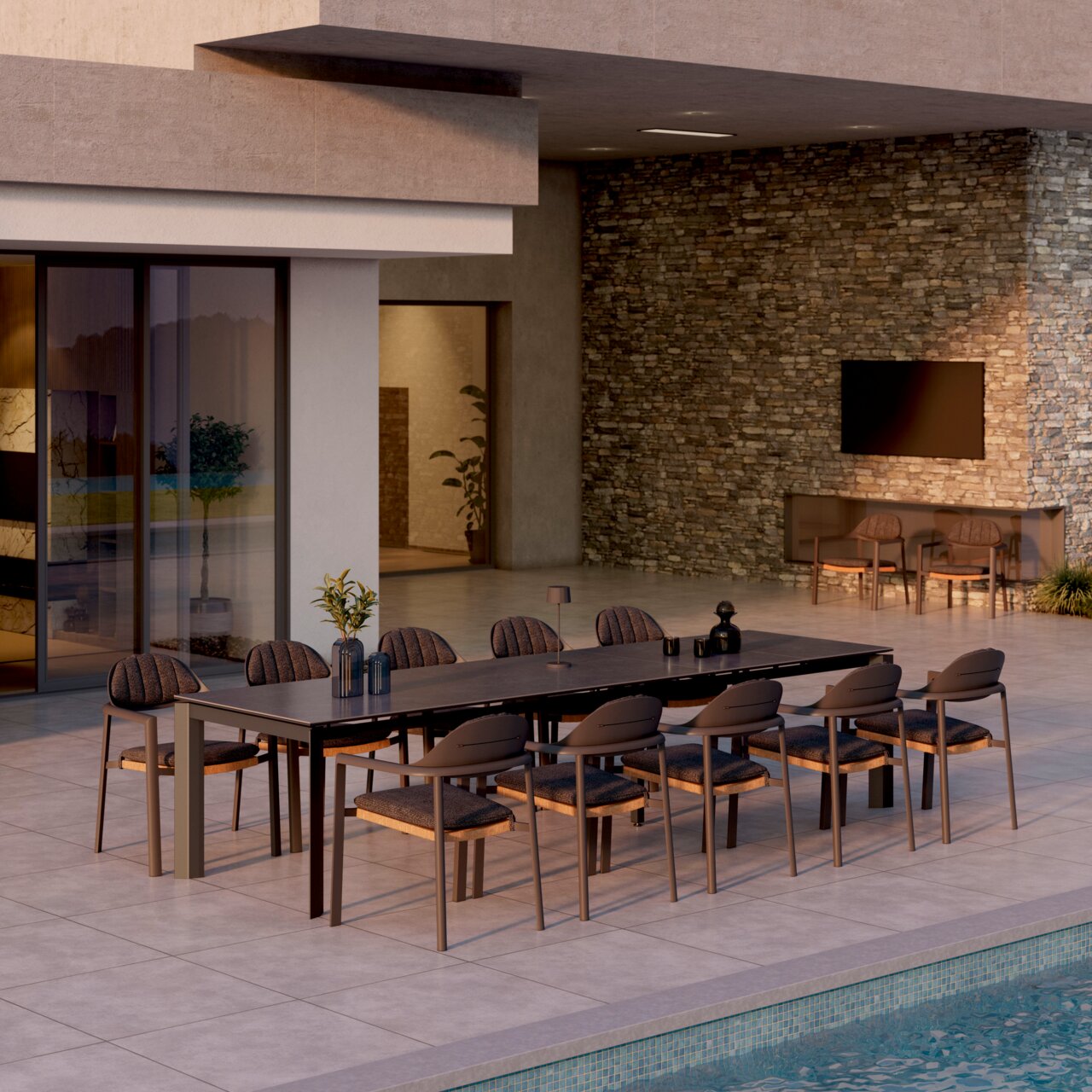 Moderner Außenbereich mit einem langen Esstisch und mehreren Loungestühlen, seitliche Perspektive.