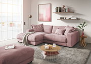 Gemütliche Longchairkombination in Rosa mit Kissen, aus der Perspektive eines hellen Wohnzimmers mit großen Fenstern und stilvollen Dekorationen.