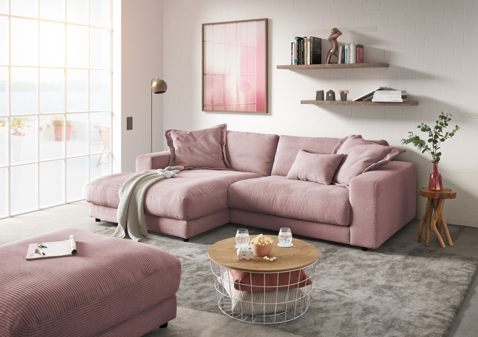 Een gezellige combinatie van ligstoelen in roze met kussens, gezien vanuit een lichte woonkamer met grote ramen en stijlvolle decoraties.