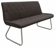 Moderne braune Bank mit gepolsterter Sitzfläche und Rückenlehne, gestepptem Muster und Metallbeinen, seitliche Perspektive