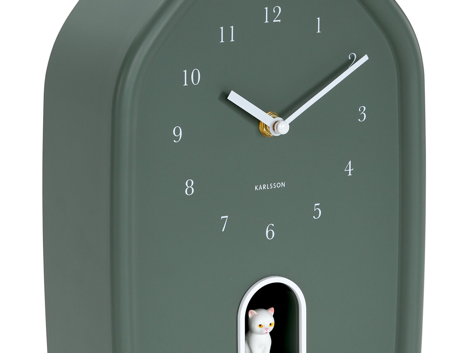 Grüne Wanduhr mit weißen Ziffern und Zeigern, zeigt die Zeit 2:10 an, mit einer kleinen weißen Katze in einer Öffnung unten. Perspektive von schräg vorne.